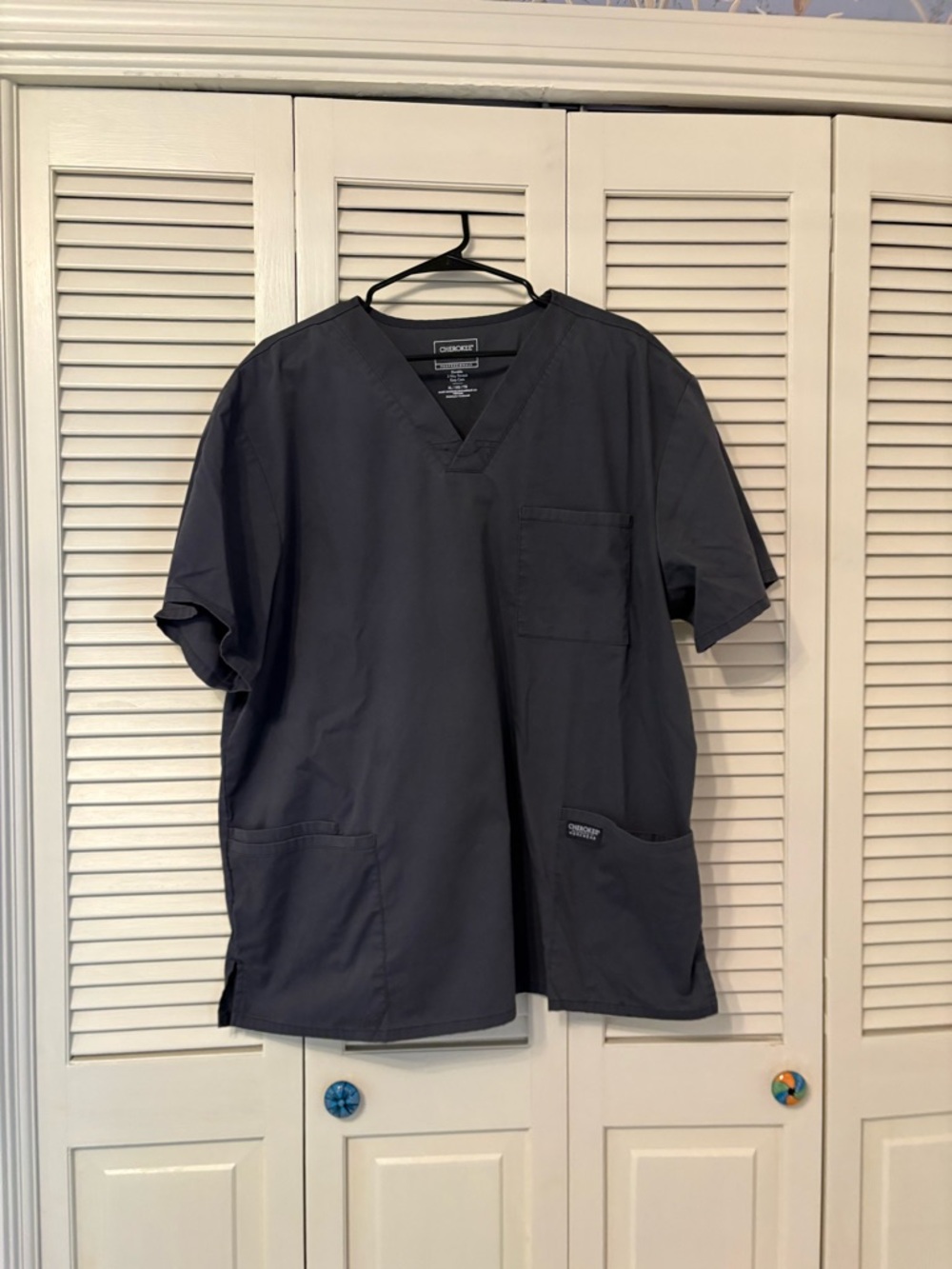 Cherokee Men's Pewter V-neck Top with 4 Pockets - STITCHING LOOSE FRONT - Picture 3 of 6